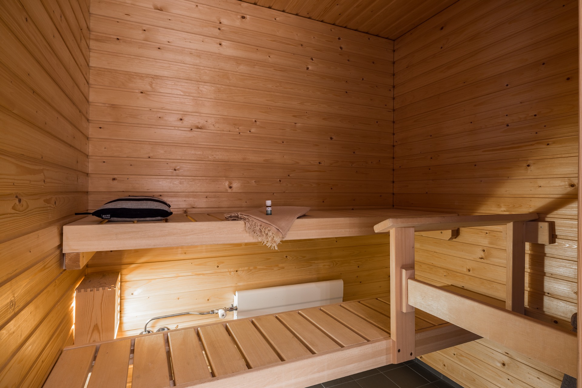 Sähkösauna on kylpyhuoneen yhteydessä.